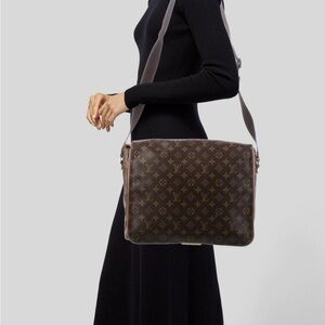 Louise vuitton messenger bag